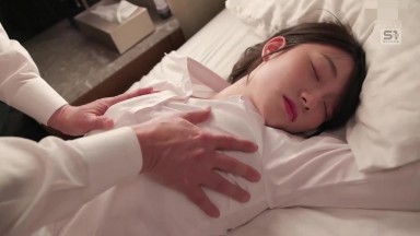 SNOS 334 UC(中文字幕) 最強美貌OL，出差竟與死對頭中年上司同房… 卻在過激性騷擾下意外墮入快感！ 瀨戶環奈