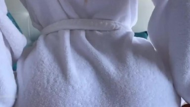 酒店浴袍无套啪啪后入细嫩翘臀
