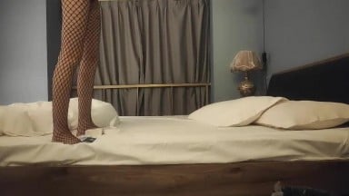 换妻探花约炮带妹子宾馆直接开操苗条长腿穿上黑色连体网袜舔屌调情边摸穴上位骑乘打桩揉阴蒂张开双腿猛操