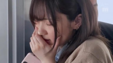 MIDV-536 痴汉的淫技太过戳我... 没发出声音 淫液就已经到能拉丝的程度 三崎奈奈