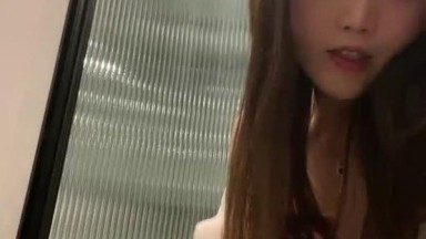 小姐姐牛仔短裙高跟美腿脱光光展示身材特写多毛骚穴双指扣入很敏感一直往外面流出淫水
