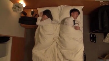 DVDMS 373 普通男女偷拍av 職場同事整蠱計畫 在出差地酒店和女前輩住同一間房！接連發生的色色小插曲讓二人距離急劇接近開始做愛！幹到忘記第二天的工作