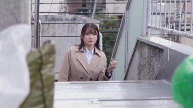 SONE-815 [无码破解]巨乳不动产女郎 实际上是个淫荡的家伙 拜访我的垃圾屋一般的住所 鹫尾芽衣