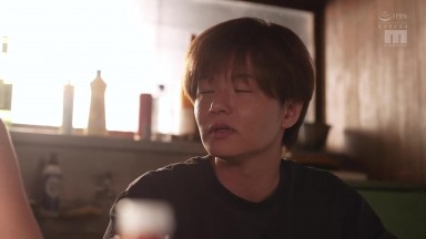 MIKR 014 FHD CH在鄉下與日向子姐姐5年未見的重逢。回到故鄉的日向子姐姐與我進行了美麗的深情接吻，最後我沉迷於無套中出。 森日向子