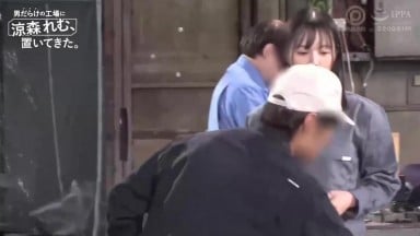 ABF 188 UC(中文字幕) 在滿是男人的工廠將涼森玲夢放置著。