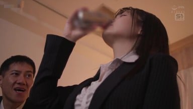 SONE 753 (中文字幕) 讓溫馴的新進女社員陪同一晚出差，帶到同房後…竟然變成了超級淫亂母狗，被榨乾到精液變得透明… 乃坂日和