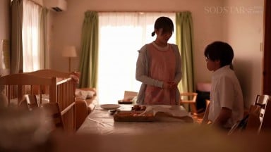 START-373 [无码破解]儿子就读的幼儿园里有一位美女老师 她的丈夫和妻子在回家探亲 青空光