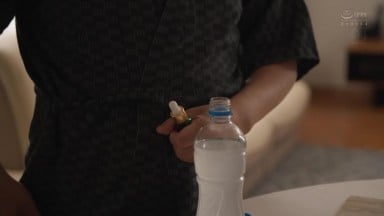JUR-411 媚药调教巨乳 美丽的妻子被我的叔父用猛烈中出性交多次 小花暖
