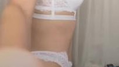 ISABELLA DE LAA A LITTLE DISTRACTION