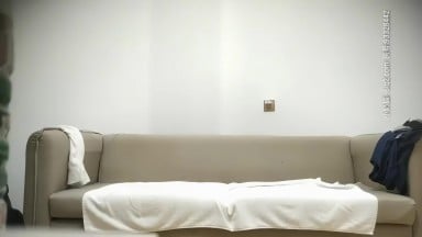 鴨哥 鴨總 中文字幕 噴水妹高潮癱軟在沙發 還有男友等在家 高清修復字幕版 自拍中文字幕 探花