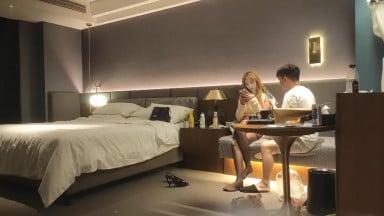 金髮女神 中文字幕 170CM金髮女神吊帶白絲 背著男朋友第一次出來 自拍中文字幕 探花
