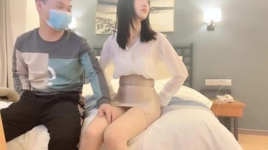 雙飛漂亮閨蜜 啊哥哥輕點 黑絲加肉絲 多毛禦姐無毛蘿莉 被小哥輪流爆操 最後內射無毛粉穴 探花 自拍