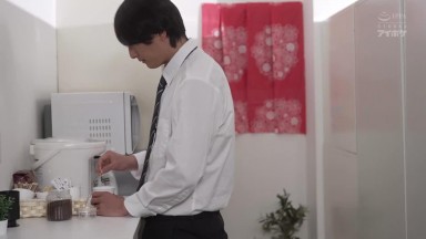 IPZZ 645 UC [無碼破解]休息日工作的契機 讓我接近了平時很可怕的美女上司 在公司內中出 屬於我們倆的秘密 西宮夢