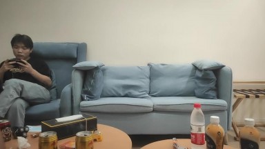 漂亮大長腿妹子被按在沙發上插得嗷嗷叫 探花 自拍