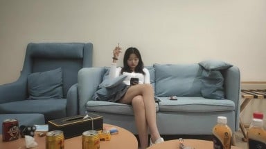 漂亮大長腿妹子被按在沙發上插得嗷嗷叫 探花 自拍