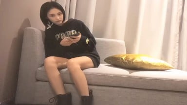 黑色衛衣長腿妹子 啪啪舌吻調情一番再到床上騎乘大力猛操 探花 自拍