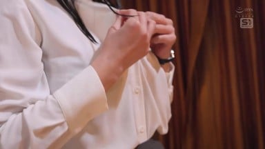 SONE-963 被拥有动态身材的巨乳美女的恶作剧诱惑所迷惑的处男 东实果