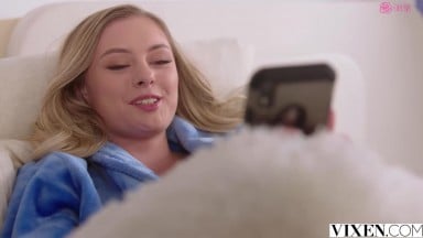 [中文字幕]Vixen.22.05.06.Amber.Moore 等待半天的男友没回来 欲火焚身的我该如何解决性欲？