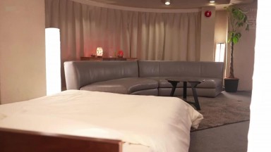 sone 952ch店長和兼職女大生因錯過末班車而住進同一家旅館，兩人在又甜又心酸的濃厚性愛中迷失自我！禁忌的純愛同房NTR故事 新木希空