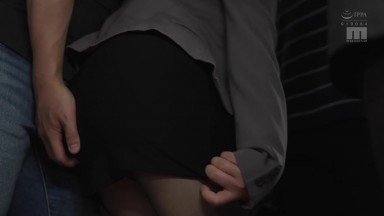 MIDA-402 在电车上包围通勤中的爆乳OL，集体痴汉 夺走她的行动能力 Himari 