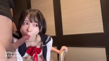 在教室裡操清純女學生