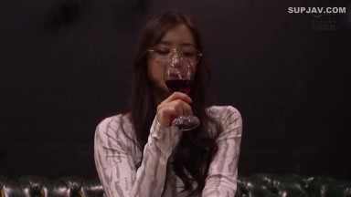 ADN 746 對我毫無興趣的美人御姐得知我交了女友後 瞬間吃醋起來