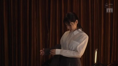 MIDA-431 出差途中，突遇暴雨，被迫与人合住一间房。我浑身湿透地走进浴室 あんづ杏