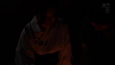 ROE-387 连续10天给可爱的阿姨服用催情剂后，她变成了一个淫荡的精液桶 白木優子