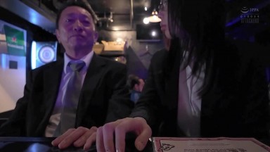 OFES 001 UC(中文字幕) 原本以為是樸素認真又文靜的部下，竟然像嘲笑我工作和家庭都搞砸一樣，讓我被挑逗地被她榨取精液 安位薰