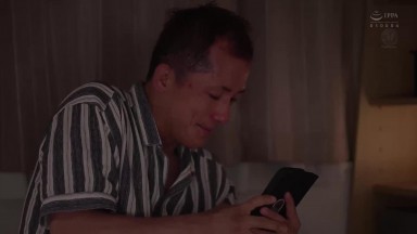 JUQ-993 拿到备用钥匙的人妻，在男学生毕业之前一直住在里面的独居房间 吉澤友貴