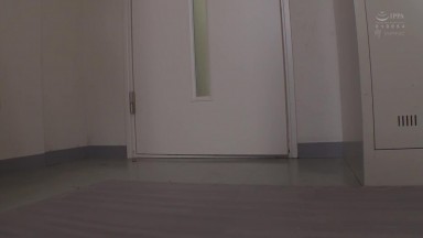 WAAA-605 「马上就在这里干一炮吧」每到休息时间就无裤诱惑我的青梅竹马小恶魔骚货 新井リマ