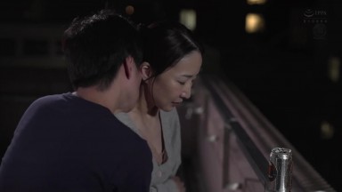 ROE-439 被女儿未婚夫狂干骚穴,当年承诺长大结婚的少年如今猛插她穴灌精,她爽到腿软喷汁 瀬尾礼子