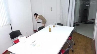 START-481 在工作时不能去厕所的密室空间里被下利尿剂失禁！尿意限制中出性交失禁 MINAMO