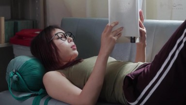 DVAJ-718 住在大学社团活动室里的年龄不详的学姐愿意出借她的私密部位 安位薰