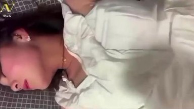 女友喝多了想睡觉却被硬上
