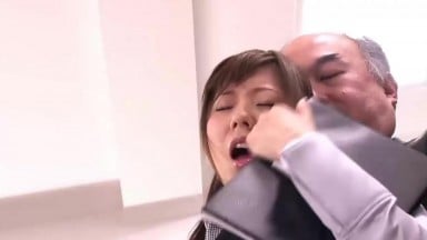 [中文字幕][无码破解]SOE-386 完全顺从的受虐狂秘书 麻美由真