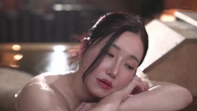 JUR-656 对老婆绝对不能说，我居然把婆婆搞怀孕了…… ——在1泊2日的温泉旅行中，我彻底失控 夏目玲香
