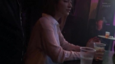 IPZ 905 在酒吧被認出身份的AV女優蒂亞遭遇男性牲口們的集體輪姦