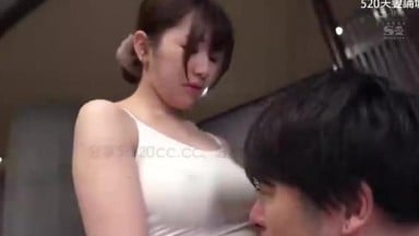 用沒有胸罩和乳房的方式引誘我 宇野美玲