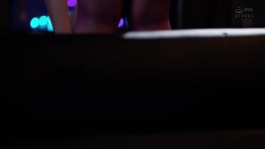 JUR-636 太无防备的降噪耳机巨乳人妻 在完全无声的状态下 桃園怜奈