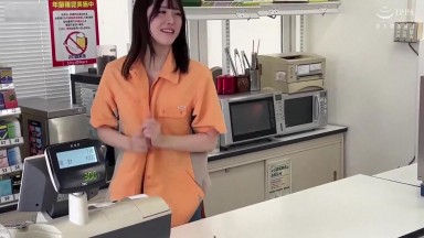 MILK 277[中文字幕]性慾超旺盛的便利商店打工女友　就算有客人也不管，慾火燒到頂點！店內到處插入打砲，打工惡作劇 皆瀨明里