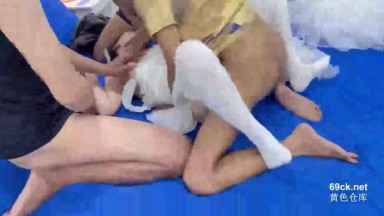 穿花嫁白絲當女菩薩給路邊3民工解決性需求 冰淩紫萱