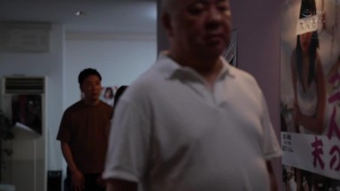 JUR-634 背德NTR，在电影院里被丑男围绕侵犯的人妻 市来まひろ