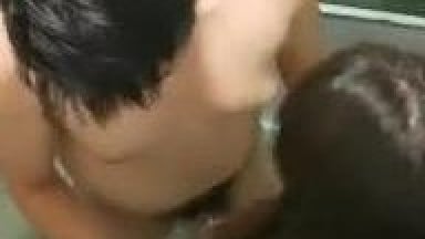 短裙港女殘廁大戰 港男全裸除套出嘢