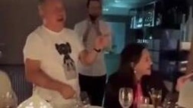 曾志偉當眾擁吻 馬來西亞小模黎峇菈