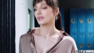 [中文字幕]Milfy.25.09.03.Lexi.Luna 性感熟女莱克西在淋浴间勾引年轻猛男 