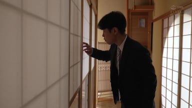 WAAA-640 为了备孕而禁欲一个月，结果第二天却被妻子拒绝做爱。在目击到同居婆婆自慰的第二天 JULIA