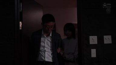 JUR-073 背德的寝取电影院 被低俗男人们丑陋肉棒玷污的贞淑妻子 新妻优香